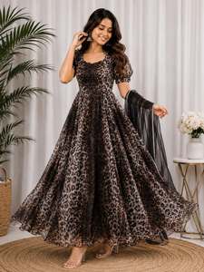 Vestido Anarkali de seda organza con estampado digital y gran vuelo, ideal para fiestas, con conjunto de dupatta de georgette y encaje de diseñador. - Product Image 4