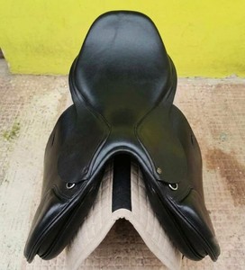 Selle d'entraînement en cuir véritable pour dressage anglais avec arceau en fibre de verre et quincaillerie en acier inoxydable pour l'équitation et les loisirs - Product Image 2