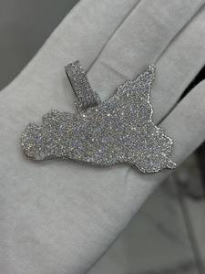 Colgante de mapa de moissanita con incrustaciones de plata de ley 925, corte brillante redondo, engaste de garra, estilo hip-hop, chapado en rodio, joyería unisex - Product Image 1