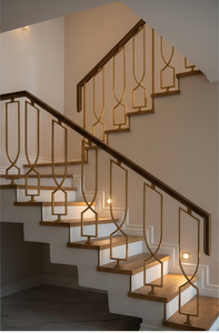 Barandilla de Escalera de Hierro y Latón Geométrica Dorada de Lujo, Balaustrada Moderna de Hierro Forjado para Interiores con Parte Superior de Madera Oscura para Casa o Villa - Product Image 1