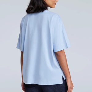 เสื้อยืดคอกวี แขนสั้น ผ้าฝ้ายถัก 100% ระบายอากาศดี ซิปติดโลโก้ ผิวสัมผัสนุ่ม ป้องกันแบคทีเรีย สีพื้นสำหรับผู้หญิง - Product Image 3