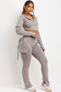 Conjunto de chándal gris de 2 piezas al por mayor: Sudadera corta con capucha y pantalones cargo de estilo urbano casual, manga larga, color liso, con cremallera frontal - Product Image 3