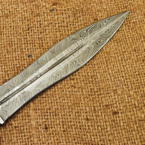 Cuchillo de Damasco Hecho a Mano con Mango de Resina Verde, Hoja Fija con Patrón, Cuchillo de Caza con Funda de Cuero Marrón para Exteriores - Product Image 6