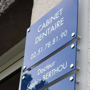 Panneau signalétique en mica acrylique imprimé UV de haute qualité, directement de l'usine, pour l'image de marque intérieure et l'identification des pièces – Vietnam - Product Image 5