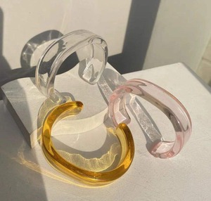 Bracelet en résine sculptée à la main, forme irrégulière, bijoux d'art de collection, léger, à porter au quotidien - Product Image 5