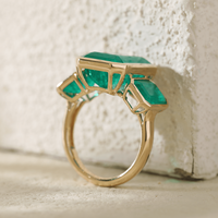Anillo de oro amarillo de 14 quilates con esmeralda cultivada en laboratorio de 14x10 mm, diseño atemporal con engaste de bisel de lujo, anillo de boda o de cóctel con tres piedras de corte esmeralda.