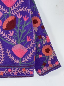 Chaqueta Suzani de Terciopelo Morado • Bordado Floral Rosa Rojo • Abrigo Estilo Bohemio Gitano • Chaqueta Artesanal para Festivales - Product Image 2