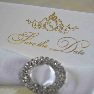 Duallush Designs Carte de Réserve de Date Personnalisée de Luxe avec Monogramme en Feuille d'Or, Ruban en Satin Blanc, Nœud, Boucle en Strass et Perle - Product Image 1