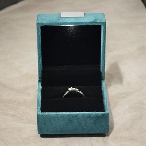 Boîte à bijoux Moon avec lumière LED pour bague (velours vert) 2,75 x 2,75 - Product Image 1