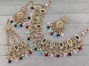Parure de mariée élégante et de haute qualité, plaquée or, comprenant un collier ras-du-cou, des boucles d'oreilles et un Maang Tikka, en zircon plaqué rhodium, pour mariage, dernière collection - Product Image 4