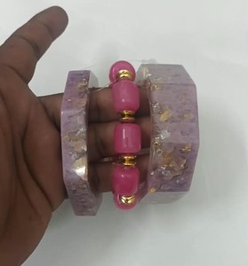 Brazalete de Resina Impermeable Hecho a Mano, Diseño Abstracto con Patrones de Color, Acabado Brillante, Joyería Creativa de Moda - Product Image 4