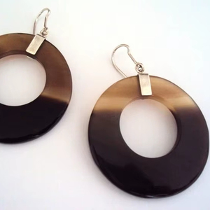 Pendientes Artesanales Clásicos de Hueso y Cuerno de Búfalo con Corte Princesa y Detalles de Ágata, Acabado Antiguo para Fiestas y Eventos - Product Image 1