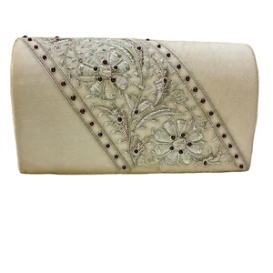 Embrague de noche llamativo para mujer, bordado rico Zari hecho a mano y cuentas brillantes para noches glamorosas de proveedor indio - Product Image 1