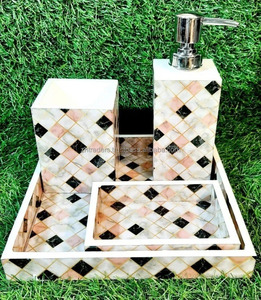 Elegante Juego de Baño Portátil Personalizado con Diseño Floral Impreso en MDF con Dispensador de Jabón y Bandeja para Vasos para Uso en Tocador - Product Image 1