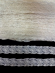 Nuevo Diseño Premium de Cinta de Organza de Nailon Blanco con Encaje, Bordado Floral de Hibisco, Borde Festoneado, Ligera, para Uso Nupcial - Product Image 5