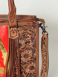 Sac fourre-tout bohème en cuir véritable avec franges, motif floral gravé, patch rouge et or, fermeture éclair - Product Image 4