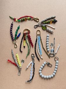 Porte-clés brodé artisanal de qualité supérieure avec élégante broderie de perles pour femmes, mode et collections de cadeaux - Product Image 5