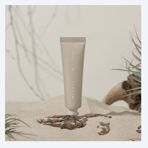Crème hydratante pour les mains NEEDLY Korean Sensory Hand Cream 30ml Dreamy Desert Fabriquée en Corée Type boisé blanc - Product Image 5