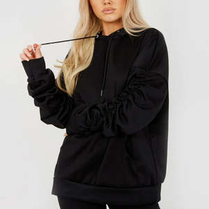 ชุดวอร์มทรงโอเวอร์ไซส์พรีเมียมลายกราฟิกสุดเท่ เสื้อสเวตเชิ้ตโอเวอร์ไซส์ใส่สบายและกางเกงขาบาน เหมาะสำหรับสตรีทแวร์ - Product Image 4