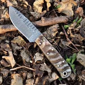 มีดล่าสัตว์เหล็กดามัสกัสทำมือ UA Supplies ใบมีดแบบ Fixed Blade ขนาด 8 นิ้ว ปลายมีดแบบ Drop Point ด้ามจับทำจากเขาแกะเกรดอุตสาหกรรม OEM - Product Image 4