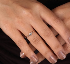 แหวนเพชรหมั้นทองคำแท้ 14K คุณภาพสูง คลาสสิก น้ำหนัก 0.29 กะรัต พร้อมเพชรทรงกลมเจียระไนบริลเลียนต์สี E ระดับความสะอาด VS จากแล็บ - Product Image 4
