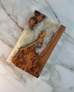 Planche à découper multifonctionnelle en bois et résine époxy pour servir, planche de cuisine de luxe en bois dur et résine, planche alimentaire en bois et époxy design - Product Image 2