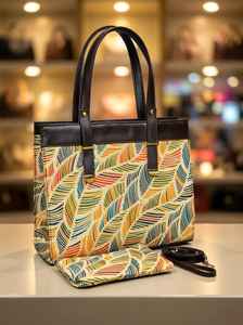 Bolso tote con estampado de hojas tropicales Fleet, asas de cuero vegano y monedero - Product Image 2