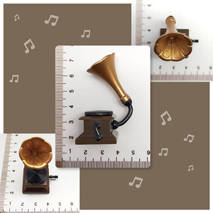 Gramófono de plástico estilo antiguo, miniatura decorativa con corneta dorada y tocadiscos negro para decoración del hogar, para mayores de 14 años. - Product Image 6