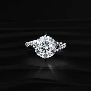 Bague solitaire en moissanite ronde de 2 carats, faite à la main, taille excellente VVS1, bande fine de 1,8 mm, or jaune 14 carats, bijoux fins - Product Image 5