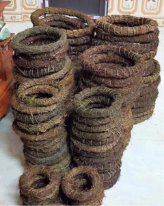 Base de couronne en vigne naturelle du Vietnam pour décorations de porte de Noël, événements de mariage, arrangements floraux rustiques de style ferme, et projets de bricolage - Product Image 2