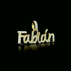 Pendentif classique à une seule couche avec nom glacé en argent sterling 925 plaqué or 14KT et pendentif en diamants Moissanite taille ronde - Product Image 1