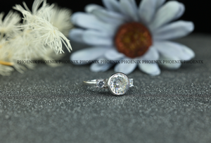 Anillo de compromiso de moissanita con engaste de bisel, plata de ley 925, corte redondo, anillo de diamantes para mujer, anillo de boda de tres piedras, venta al por mayor - Product Image 2