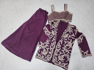 Traje de 3 Piezas Morado Bordado con Detalles en Dori, Largo hasta el Suelo, Corte Holgado, Ropa Tradicional India y Pakistaní para Bodas - Product Image 4