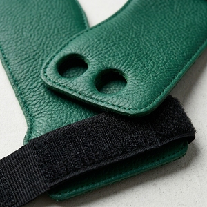Poignées de gymnastique confortables à 2 trous avec un matériau robuste et un design facile à ajuster. Les poignées de gymnastique à 2 trous aident à améliorer l'entraînement. - Product Image 6