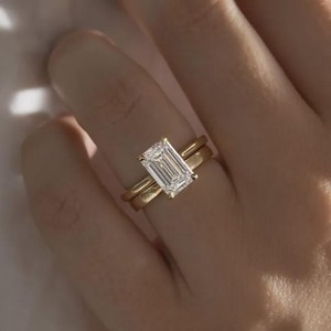 Anillo de Compromiso con Diamante Cultivado en Laboratorio, Corte Esmeralda de 3 Quilates, Halo Oculto, Oro Amarillo de 14K, Certificado IGI - Product Image 4