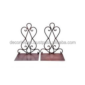 Une paire de serre-livres en fonte lourde Fleur de Lis. Ces objets décoratifs et fonctionnels sont conçus pour contenir des livres - Product Image 3