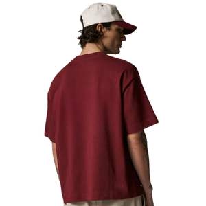 เสื้อยืดโอเวอร์ไซส์สีแดงเบอร์กันดี แขนสั้น คอกลม ผ้าฝ้าย สไตล์ลำลอง สตรีทแวร์ พิมพ์ลายโลโก้เล็กๆ ที่อก เสื้อยืดฤดูร้อน - Product Image 6