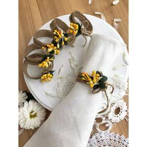 Anneau de serviette en rotin élégant avec accent de fleur jaune pour la décoration de table rustique bohème et la mise en scène de table de fête Vente en gros en provenance d'Inde - Product Image 3