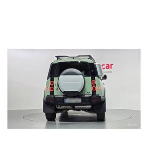 Land Rover Defender 110 D300 75e Anniversaire Septembre 2023 24 653 km Volant à Gauche Diesel Boîte Automatique avec Caméra Arrière - Product Image 4