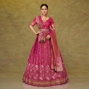 ชุดเลเฮนกาโชลีผ้าไหมบานาราสีสุดหรู พร้อมงานปักลายดอกไม้แบบซารี ดีไซน์ดั้งเดิมสำหรับงานมงคลและงานแต่งงาน คอลเลคชั่นชุดพื้นเมือง - Product Image 5