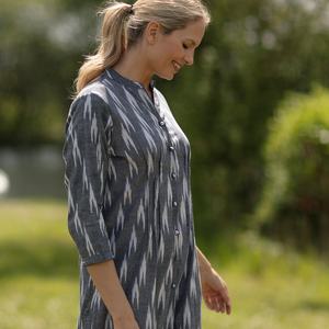 OFERTA TÚNICA IKAT Diseño Ikat Gris y Blanco 100% Algodón Ligero Cuello en V Manga Larga Media Manga Prenda Informal para Mujer - Product Image 2