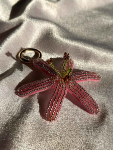 Breloque de sac et porte-clés classique de haute qualité, écologique et lavable, avec fleur de lys tigré rose perlée et broderie de graines, également pendentif de sac à main - Product Image 2