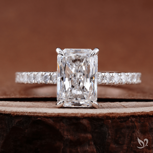 Bague de fiançailles audacieuse en or blanc 10K avec diamant de laboratoire taille radiant de 2 carats, sertie pavé cathédrale, certifiée IGI - Product Image 1