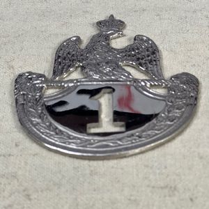 Cette pièce de collection vintage est une plaque shako argentée, ornée d'un aigle couronné sur un emblème numéro 1. - Product Image 6