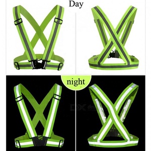 Gilet de sécurité réfléchissant et élastique à haute visibilité, réglable, vert avec bandes grises de 4,0 cm de large, boucle en résine - Product Image 1