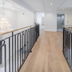 Plancher en bois d'ingénierie en chêne naturel, épaisseur 12 mm, largeur 7,5 pouces, système à languettes et rainures, pour hôtels et salles à manger - Product Image 1