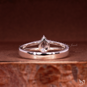 แหวนเพชรทรงลูกแพร์ 0.5 กะรัต เพาะเลี้ยงในห้องปฏิบัติการ สำหรับงานหมั้นและงานแต่งงาน ประดับเพชรแบบฝังเต็มวง ทองคำขาว 10K รับรองโดย IGI แหวนสัญญา - Product Image 3