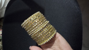 Ensemble de bracelets élégants faits à la main en or avec des accents de miroir et de perles, parfaits pour les mariages et les célébrations festives - Product Image 2