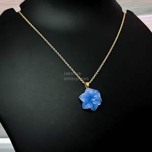 Colgante de calcedonia azul natural con forma de flor, collar de piedras preciosas talladas, elegante colgante de calcedonia para mujer, fabricación de joyería al por mayor. - Product Image 2