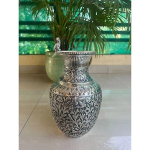 Jarrón de Metal Vintage Hecho a Mano, Jarrón de Mesa Tradicional con Grabado de Aves y Flores - Product Image 2